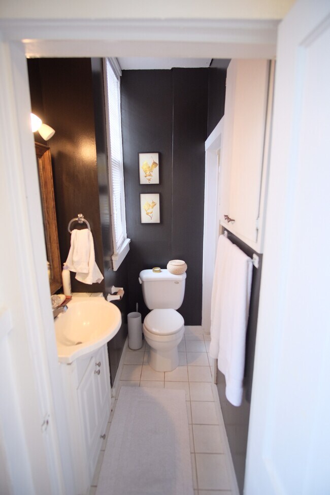Foto del edificio - 2413 DuPont Ave S