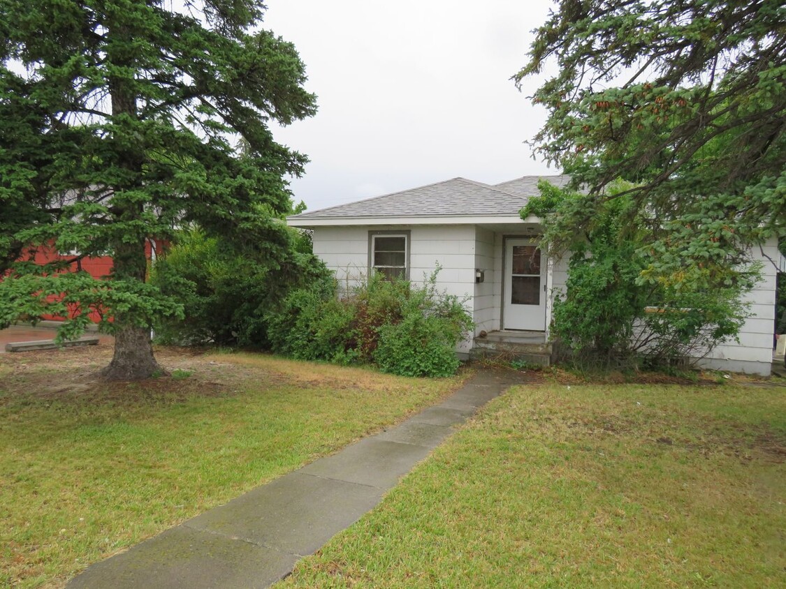 Primary Photo - 3 Bedroom / 1.5 Bathroom Home in Convenien...