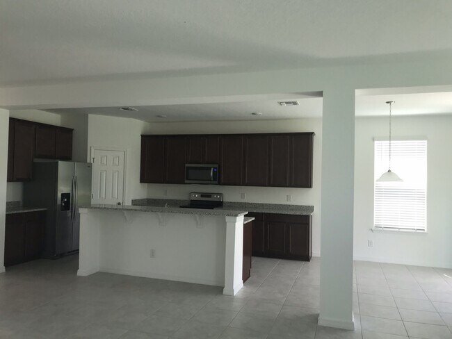 Building Photo - 6 bedroom with office downstairs 3 car gar...