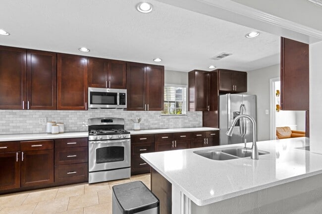 Foto del edificio - 13910 Ella Lee Ln