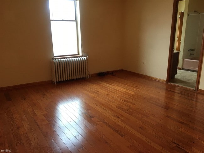 Building Photo - 1541 W Porter St