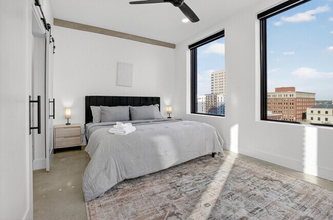 Foto del edificio - 100 W 5th St