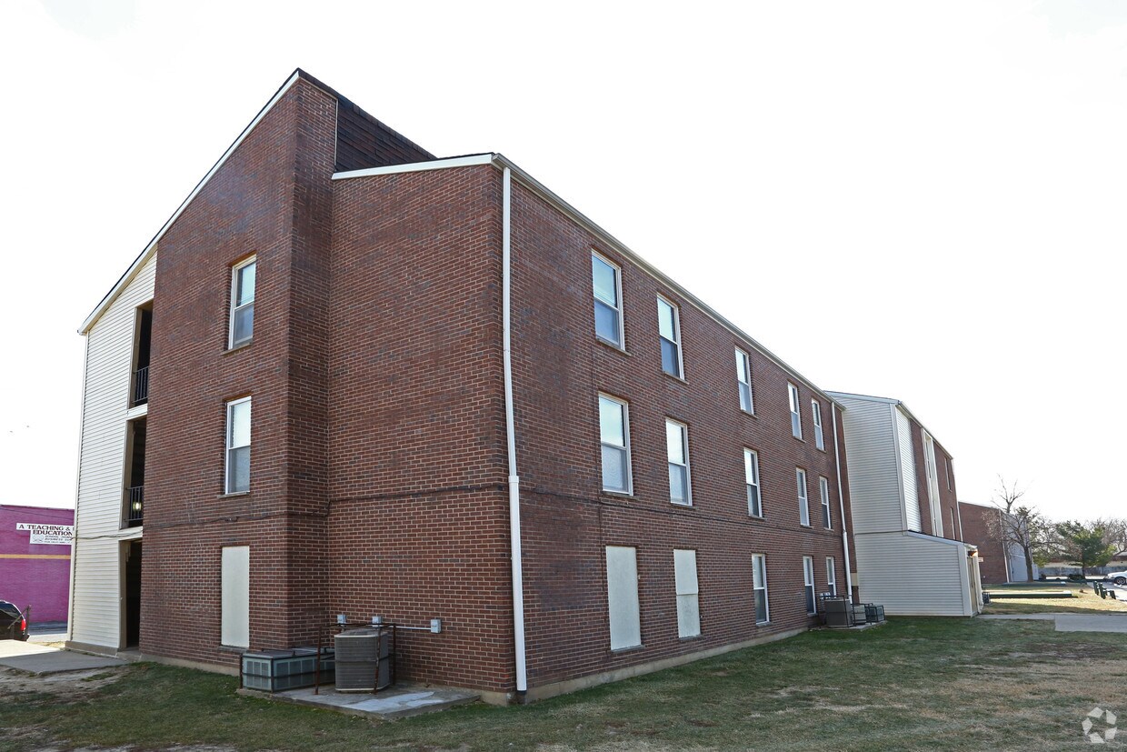Foto del edificio - Alpha Plaza Apartments