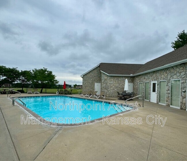 Building Photo - 246 SW Chartwell Pl