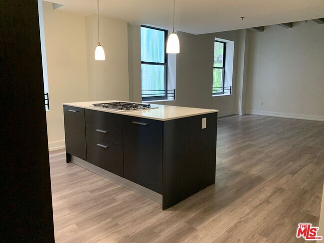Foto del edificio - 727 W 7th St