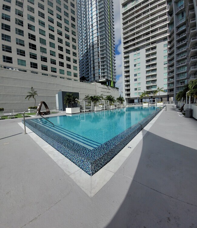 Foto del edificio - 690 SW 1st Ct