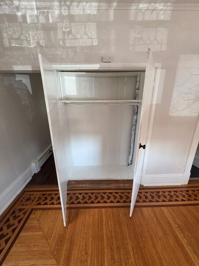 Building Photo - Studio Apartment Close to City Park!