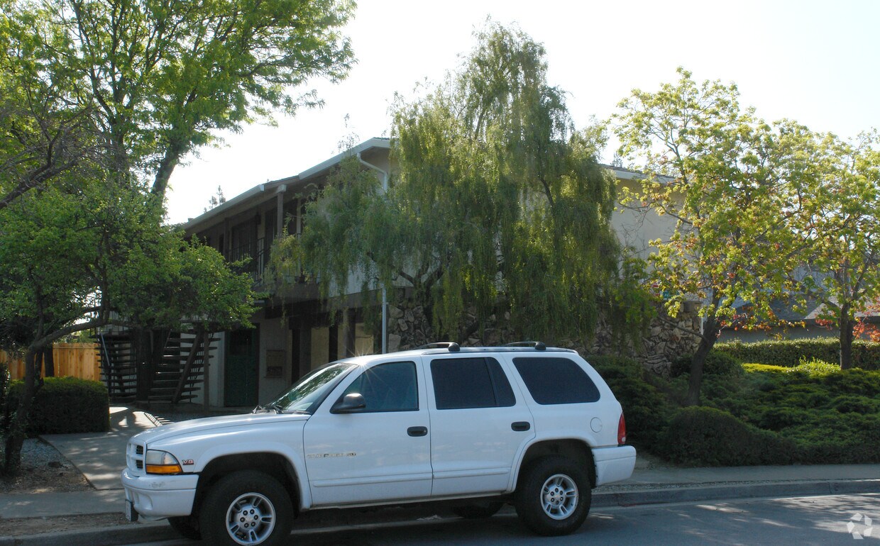 Building Photo - 8246 Kelton Dr