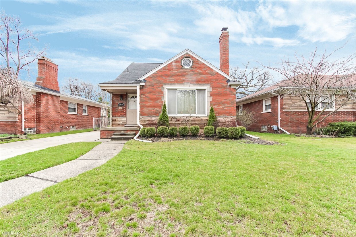 1851 Newcastle Rd, Grosse Pointe Woods, MI 48236 House Rental in