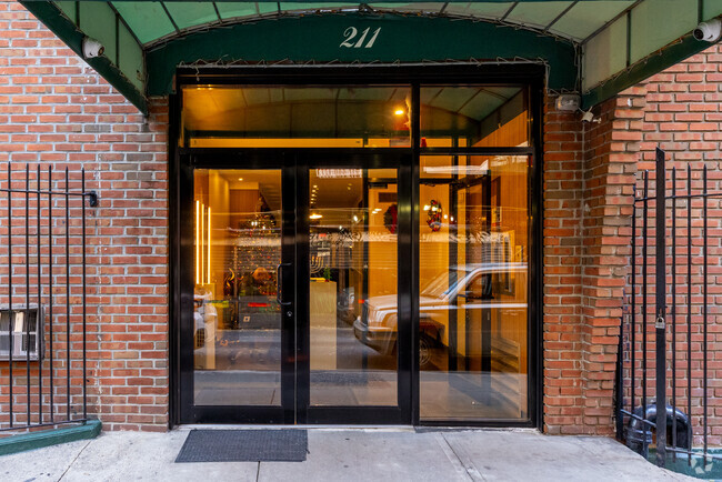 Entrance - 211 Thompson St