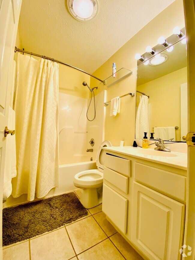 Chestnut Tree Townhomes Apartments for Rent with Hardwood Floors