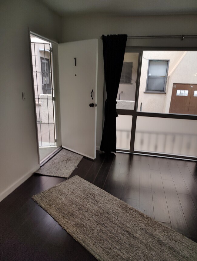 Entrada - 1217 S Orange Grove Ave