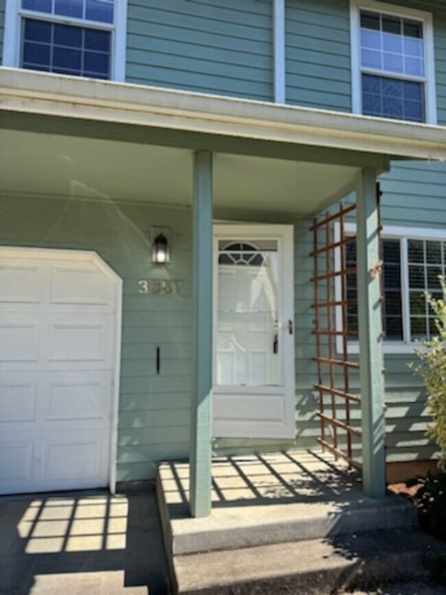Foto del edificio - Spacious 3-Bedroom, 2.5-Bath Townhouse Nea...