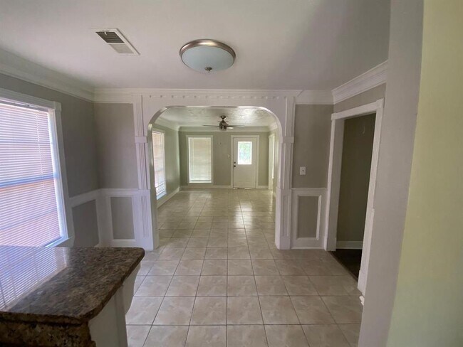 Building Photo - 8041 Meadowbrook Dr