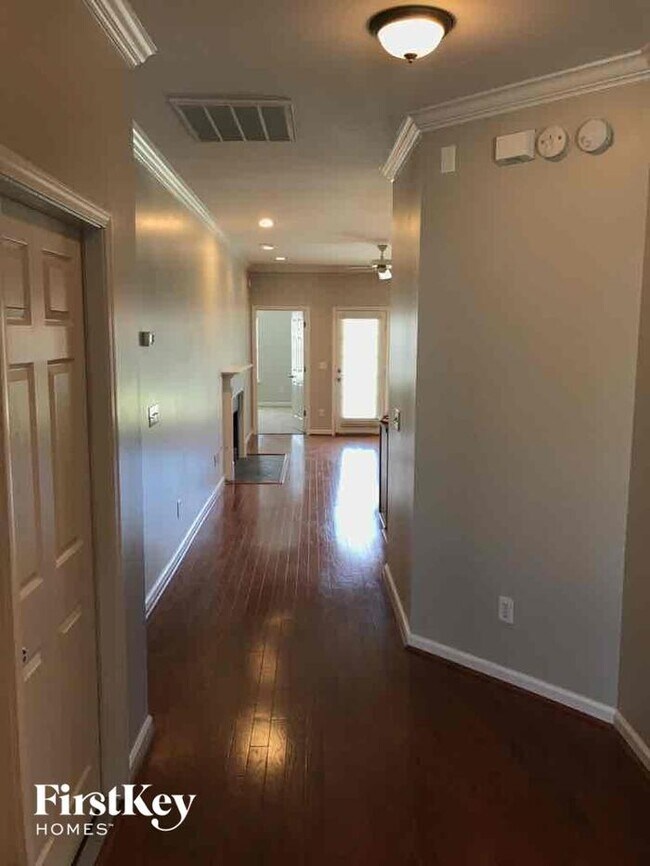 Building Photo - 105 Holland Cir