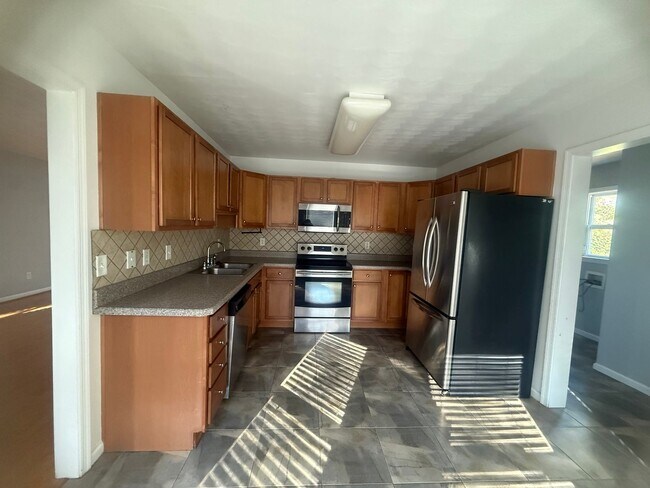 Building Photo - Colonial Heights