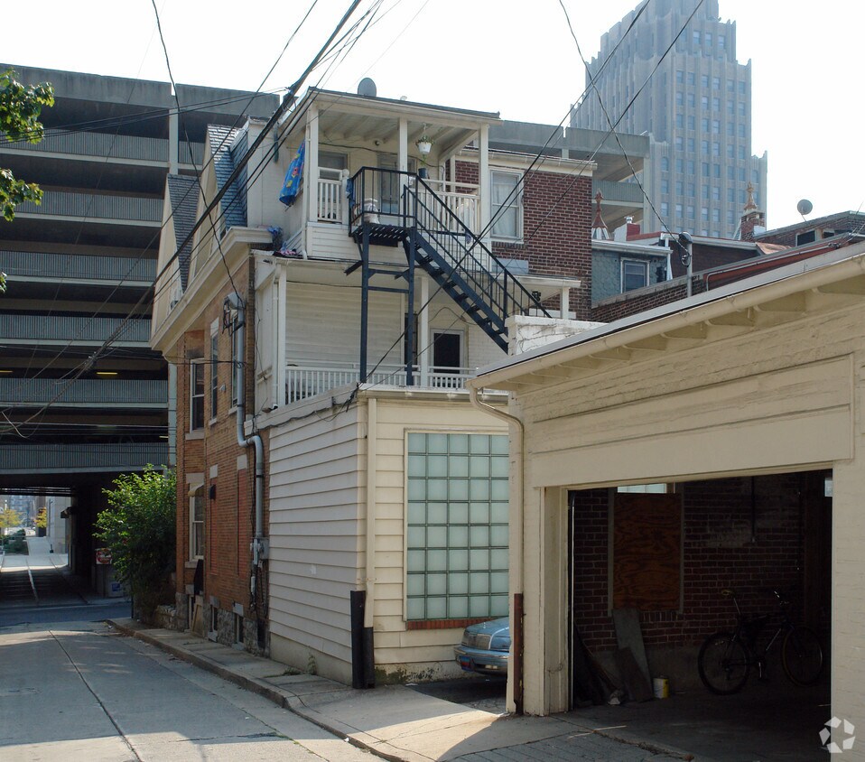 Building Photo - 825 W Linden St