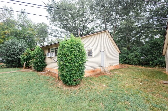 Building Photo - 1011 W Slaton Ave