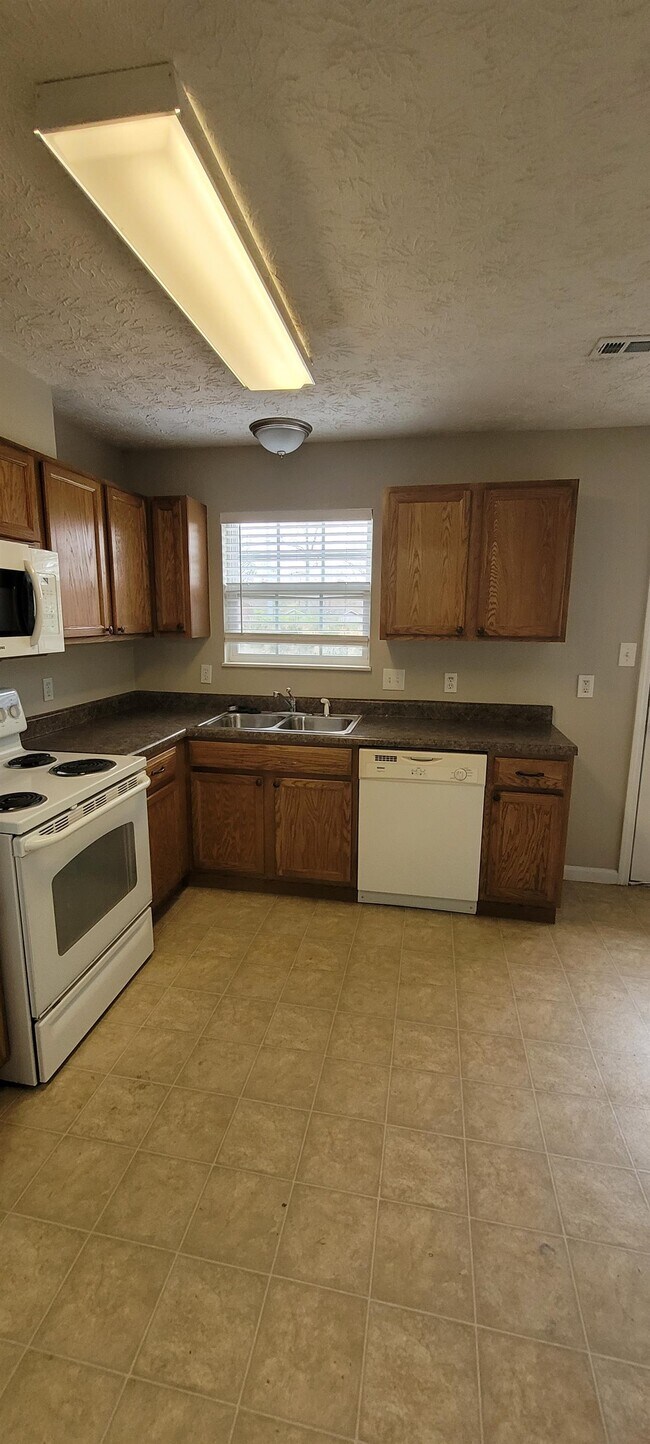 Building Photo - 5805 Pine Needle Ln