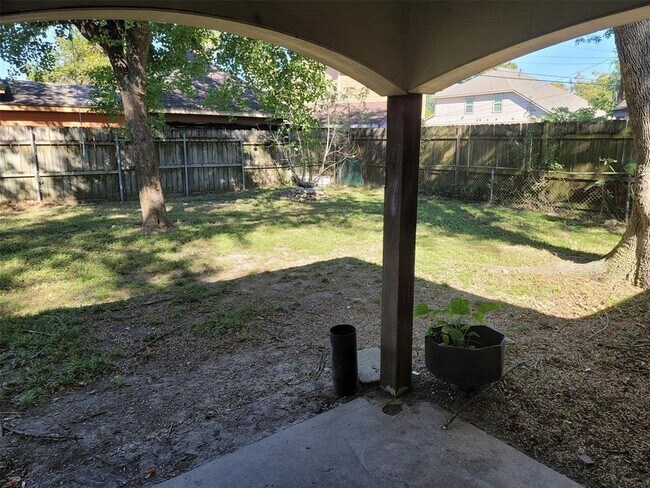 Building Photo - 1527 Debeney Dr