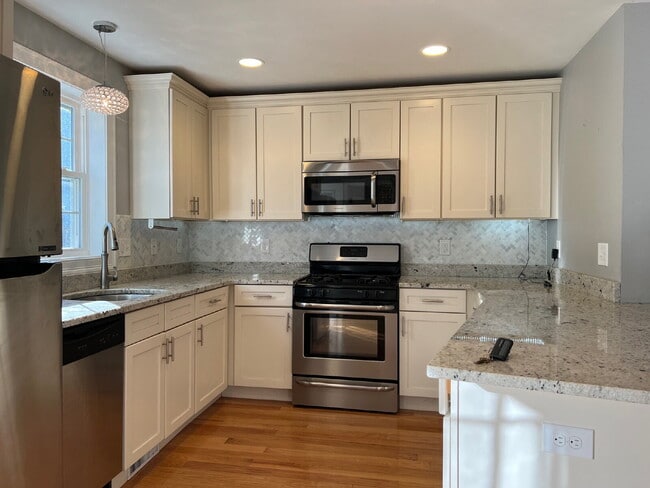Building Photo - Gorgeous and newly renovated townhouse-sty...