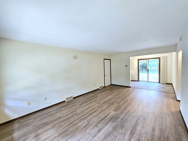 Living Room 12.2x9.4 - 292 Pine Ridge Rd