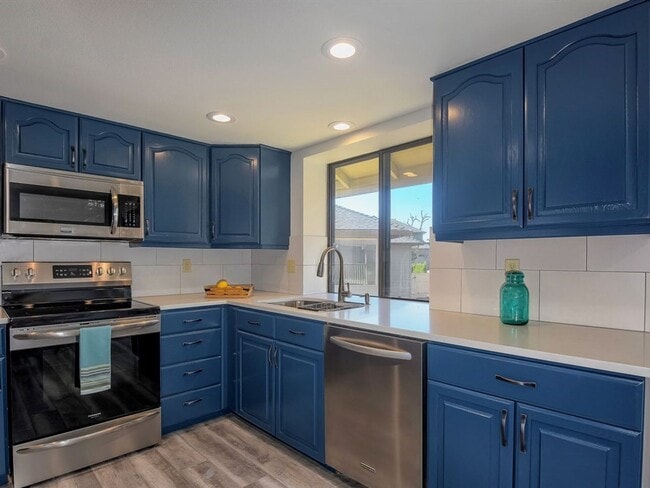 Building Photo - 4 Bedrooms with BONUS Office Space