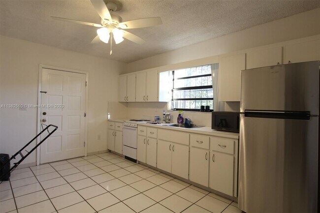 Building Photo - 1135 SW 72nd Ave