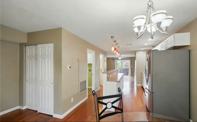 Building Photo - 647 Villa Rd