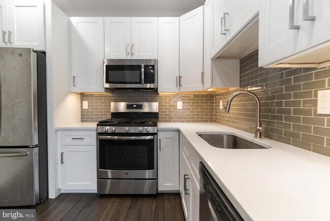 Building Photo - 1904 E Hagert St