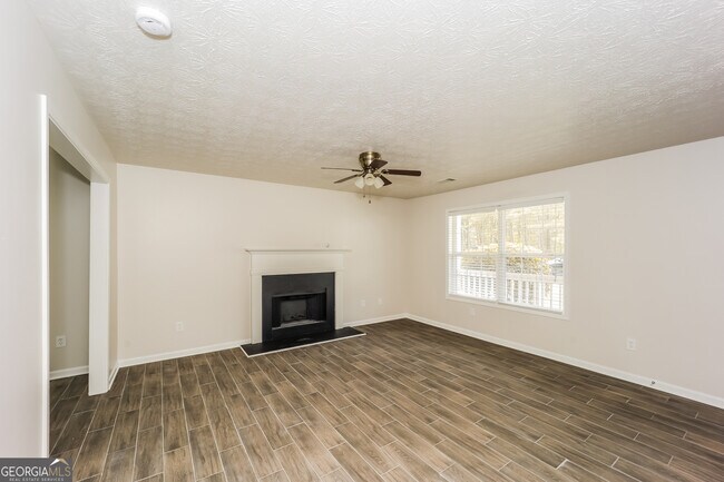 Building Photo - 320 Valley View Dr
