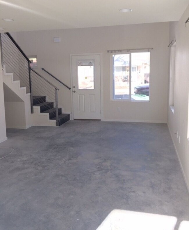 Foto del edificio - Gorgeous 2 Story Ultra-Sleek 1BD+Loft/1.5 Bath!