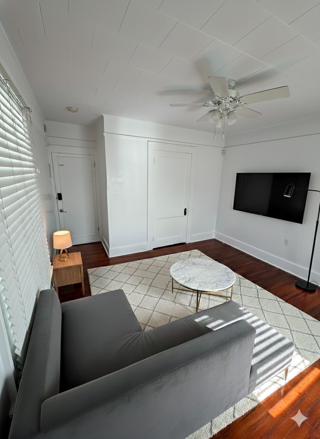 Building Photo - Modern Downtown Living — Steps from Everything St. Pete Has to Offer!