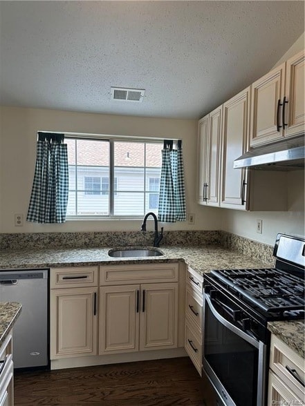Building Photo - 3811 Whispering Hills Dr