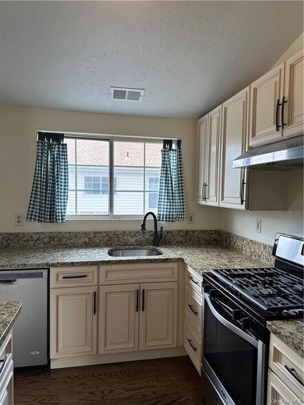 Foto del edificio - 3811 Whispering Hills Dr