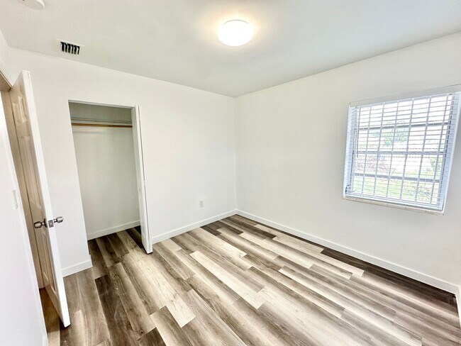 Building Photo - Spacious two bedroom and one bath in a gat...