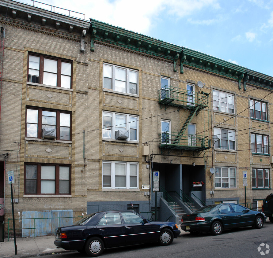 Exterior - 131 W 54th St