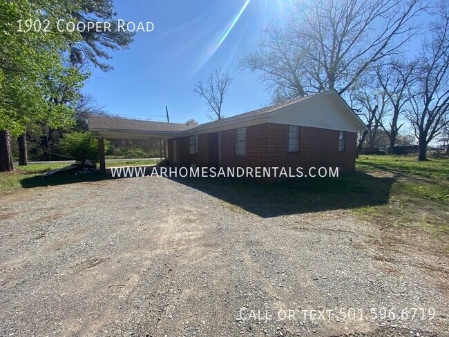 Building Photo - 1902 Cooper Road | $1395 | 4 beds, 2 full ...