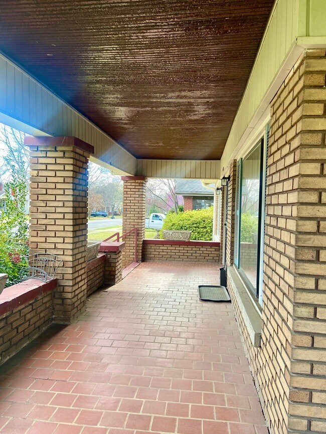 Building Photo - 626 10th Ave S