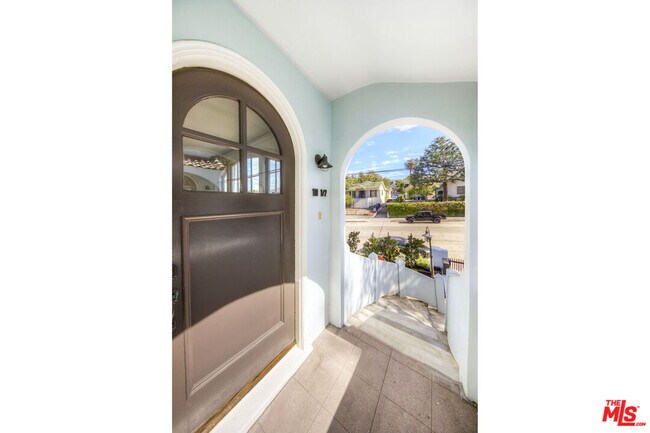 Building Photo - 1111 1/2 Laveta Terrace