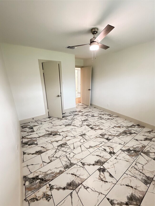 Foto del edificio - 7007 Pine Grove Dr