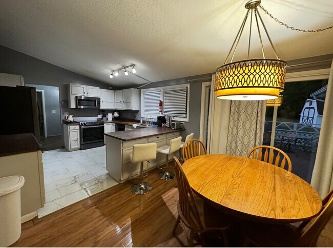 Cocina y comedor - 10635 Loop Rd