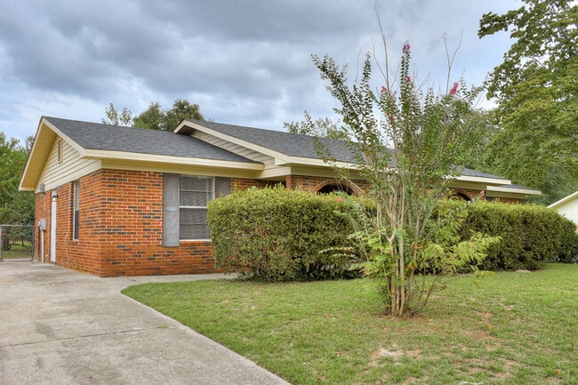 Building Photo - Three Bedroom Augusta Home