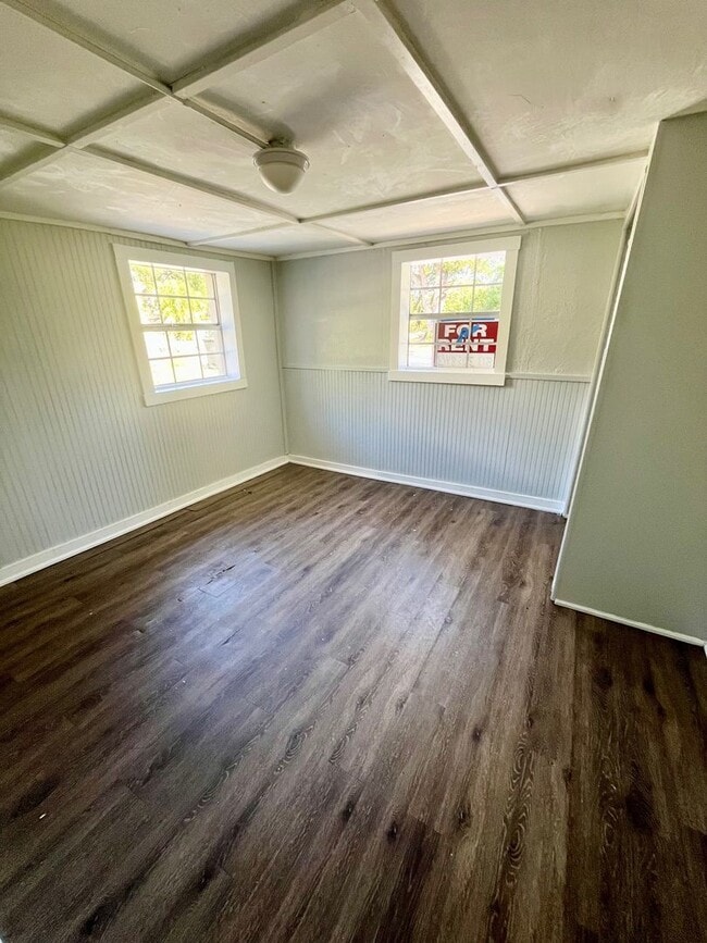 Building Photo - 3BR/1BA Duplex Near Lake Parker, Large Shared Backyard!