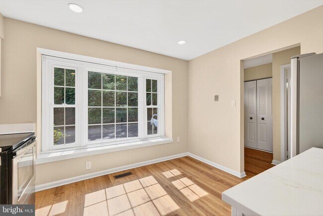 Foto del edificio - 7306 Eggar Woods Ln