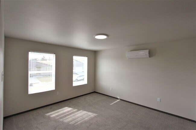 Building Photo - 841-843 Greenfield Dr