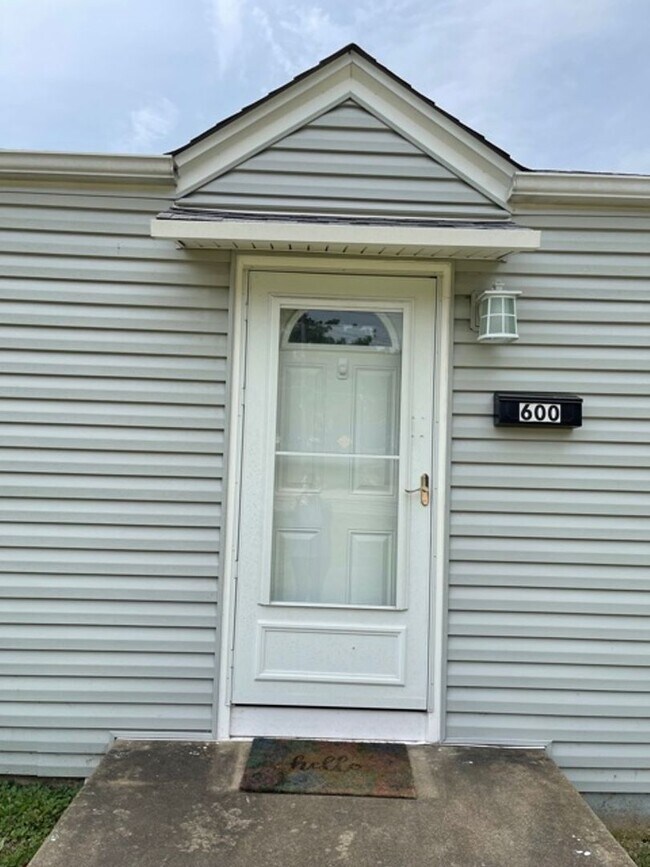 Building Photo - 3 Bedroom/2 Bath House