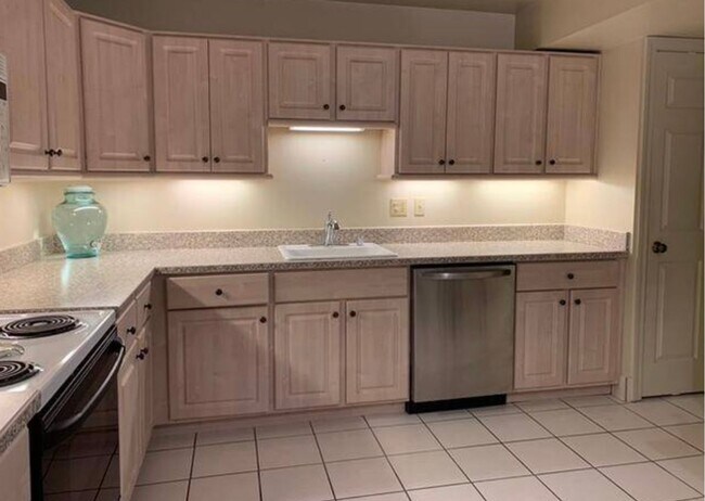Foto del edificio - Fresh 2/2 Top Floor Condo - Water included...
