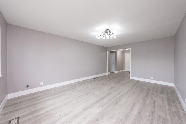 Building Photo - 485 E Sample Ave