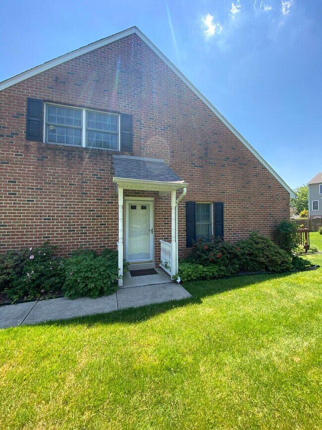 Foto del edificio - Beautiful 3 BR End Unit Townhouse in Summit Hills!